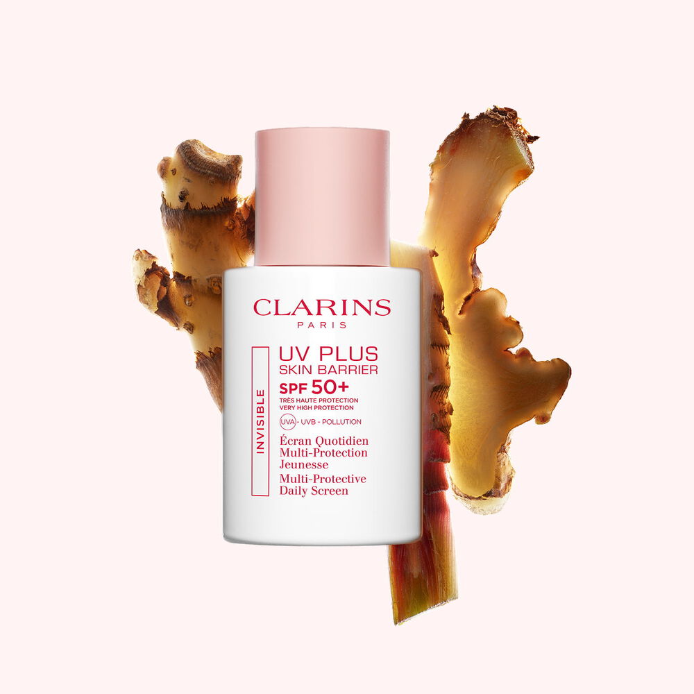 Packshot di Clarins UV Plus Daily Screen Sun Blocker davanti a fettine di zenzero per evidenziare il suo ingrediente naturale chiave.