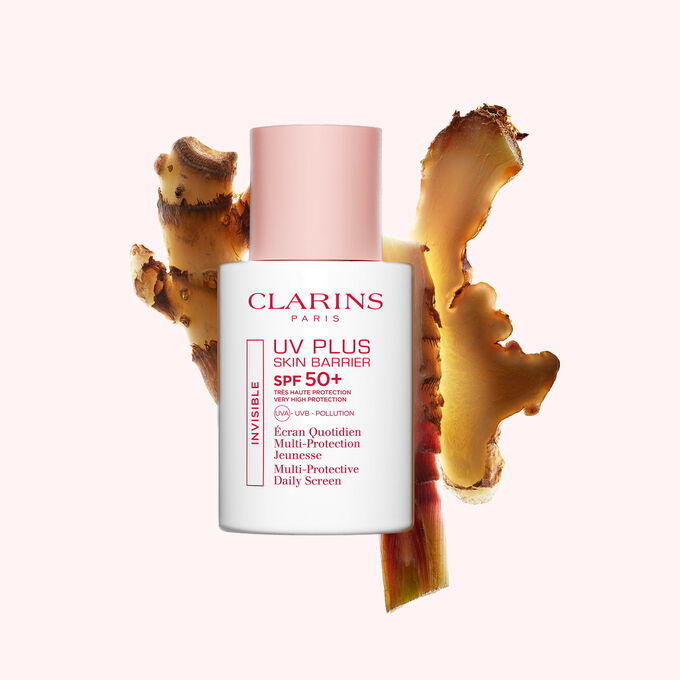 Packshot di Clarins UV Plus Daily Screen Sun Blocker davanti a fettine di zenzero per evidenziare il suo ingrediente naturale chiave.
