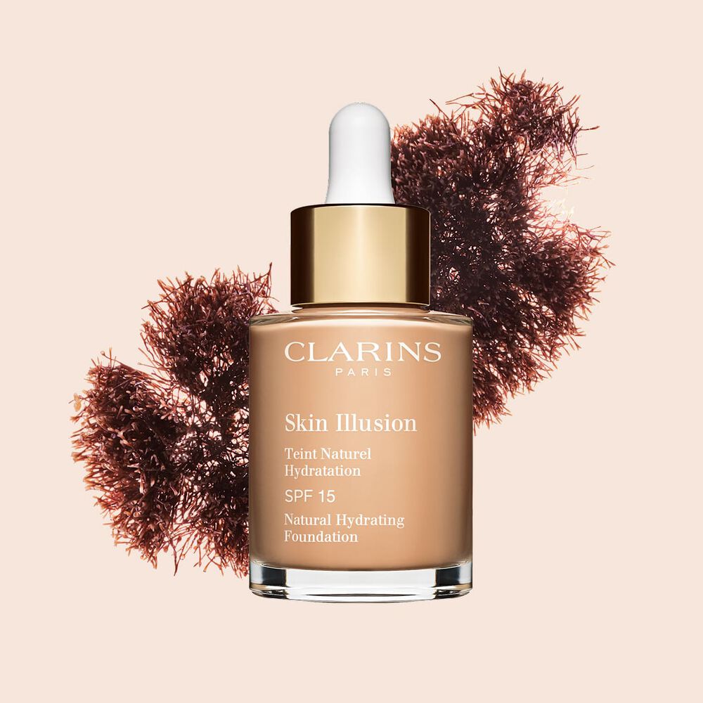 Il fondotinta Skin Illusion di Clarins, dalla texture simile a un siero e con SPF 15, garantisce una coprenza naturale.