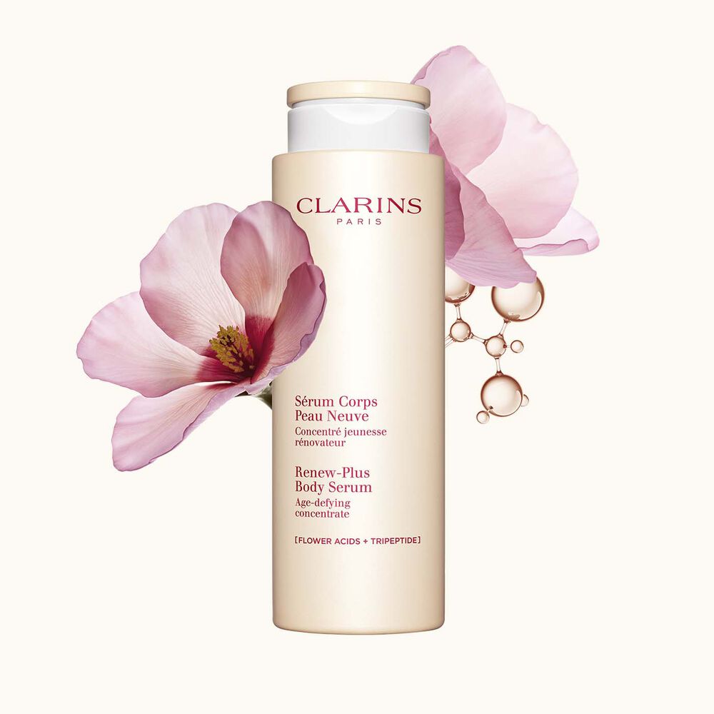 Packshot di Siero Corpo Idratante Clarins accanto a fiori e molecole di collagene su uno sfondo beige chiaro.