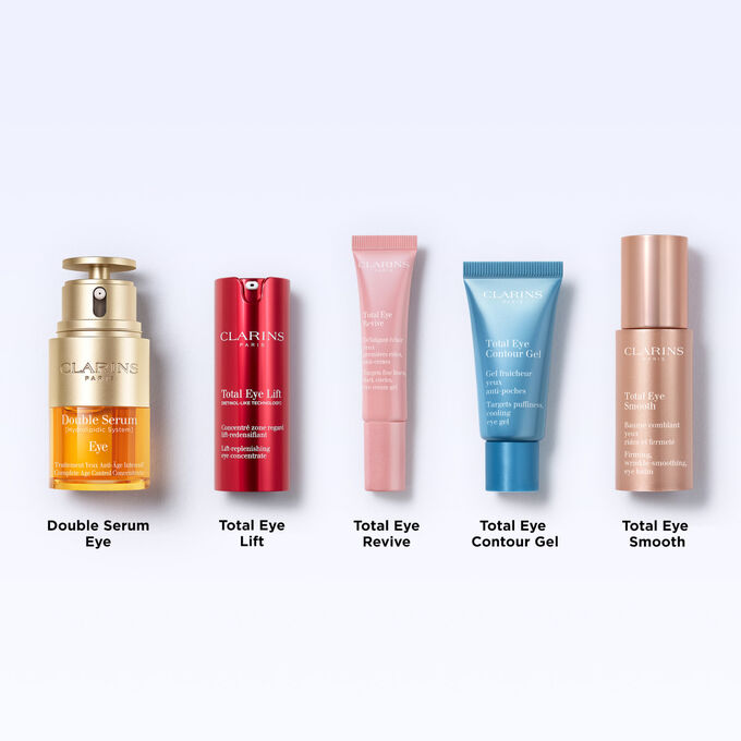 Tubetto di Total Eye Contour Gel Clarins tra semi di caff&egrave; per illustrare l&rsquo;origine naturale degli ingredienti del prodotto.
