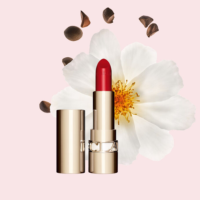 Il rossetto Joli Rouge Satin di Clarins regala un&rsquo;idratazione intensa e un rosso luminoso dal finish satinato, da sfoggiare ogni giorno.