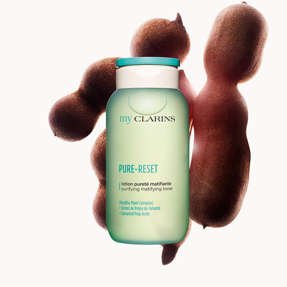 Packshot lozione viso purificante e opacizzante con baccelli di tamarindo su sfondo azzurro