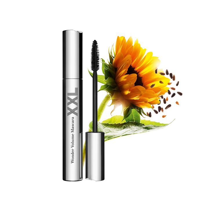 Packshot mascara nero allungante Clarins aperto, esposto davanti a un girasole su sfondo bianco