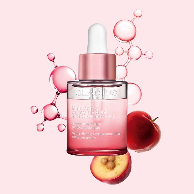 Confezione Multi-Active Glow Serum con molecola vitamina C e acerola su sfondo rosa chiaro, per esaltare la luminosità della pelle.