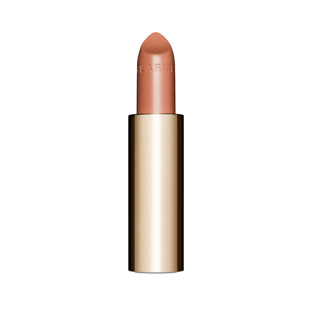 Packshot di rossetto Joli Rouge ricaricabile di Clarins accanto a un fiore di camelia su sfondo bianco