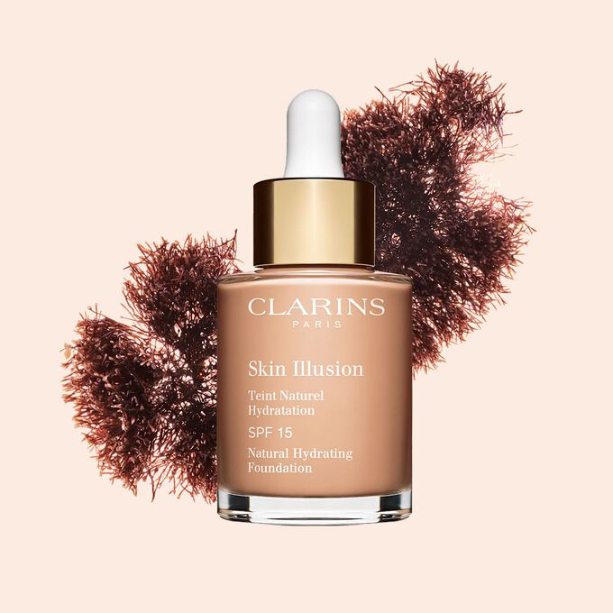 Il fondotinta Skin Illusion di Clarins, dalla texture simile a un siero e con SPF 15, garantisce una coprenza naturale.