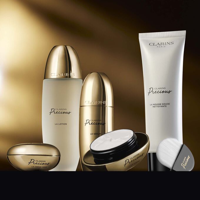 Presentazione della nuova linea Clarins Precious completa, che comprende un detergente, creme, una lozione e una cipria