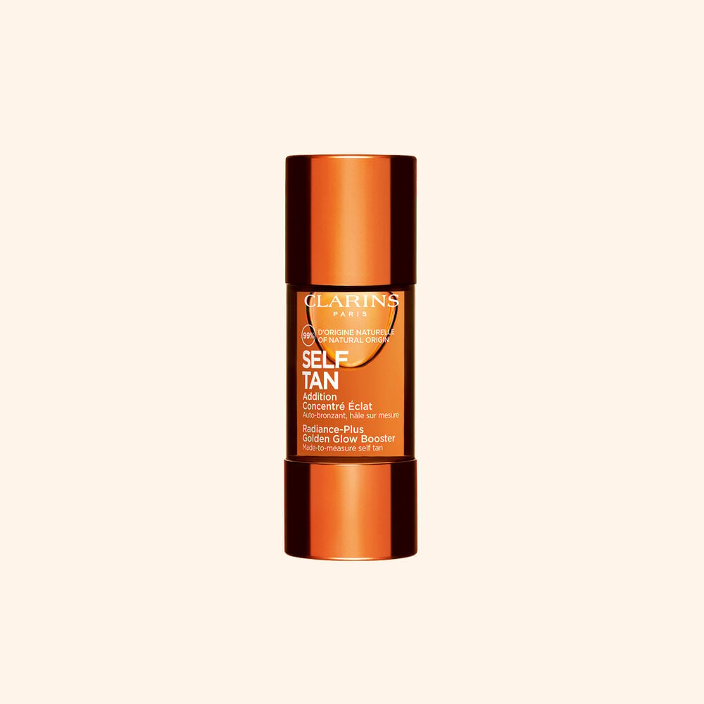 Flacone del trattamento autoabbronzante Clarins in primo piano su uno sfondo beige, per una routine che dona alla pelle un aspetto radioso e baciato dal sole.