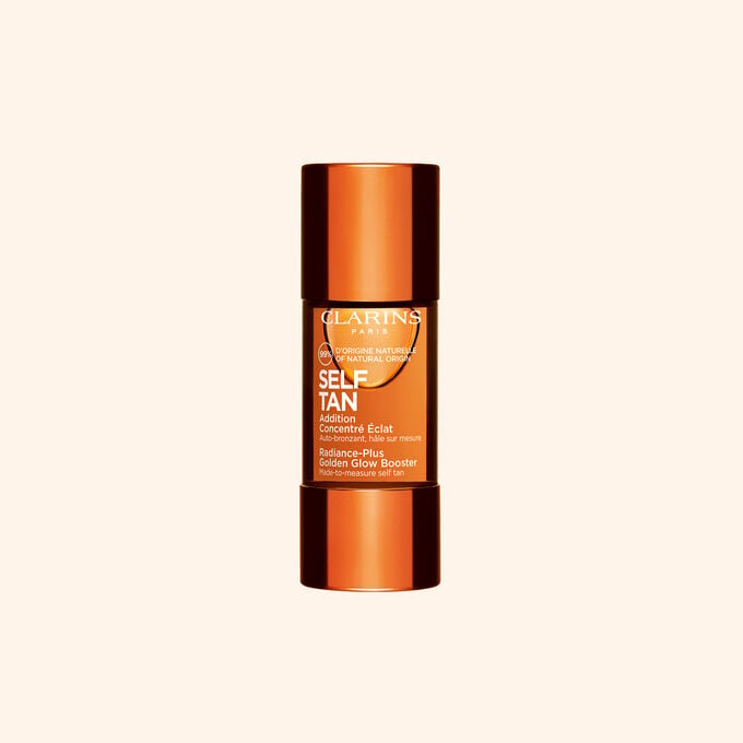 Flacone del trattamento autoabbronzante Clarins in primo piano su uno sfondo beige, per una routine che dona alla pelle un aspetto radioso e baciato dal sole.