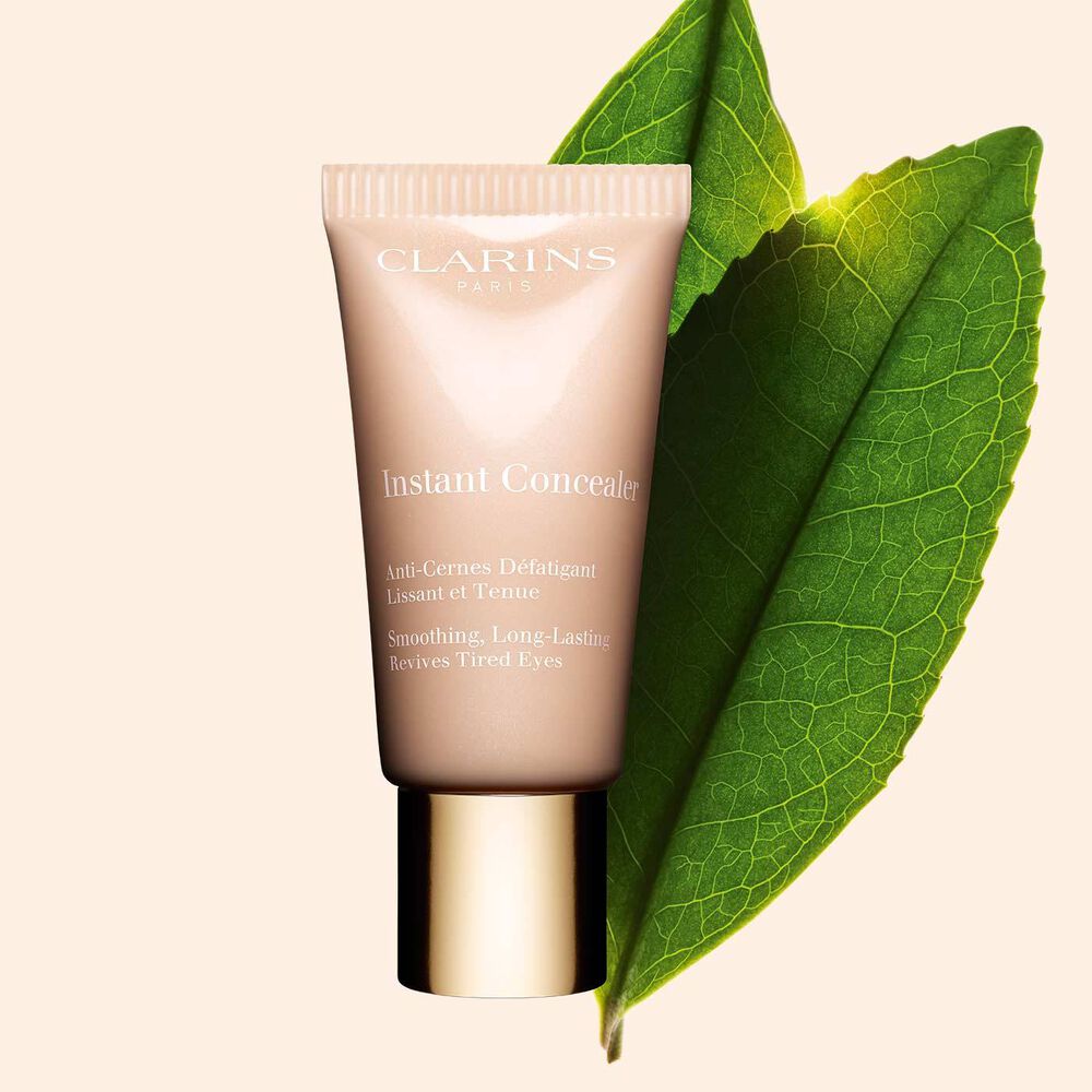 Packshot Clarins Instant Concealer con foglia di t&egrave; bianco.