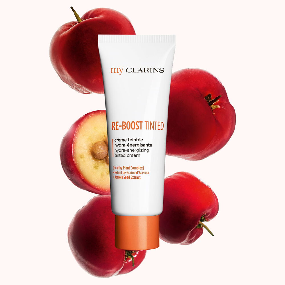 Packshot di una crema colorata energizzante e idratante con semi di acerola su sfondo azzurro.