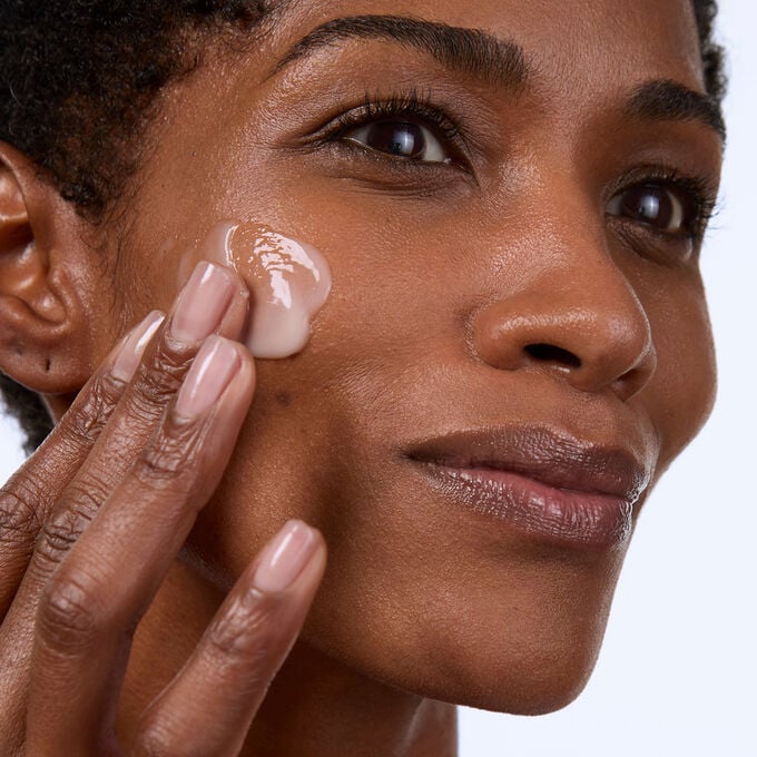 Routine anti-et&agrave; con Multi-Intensive Siero Effetto Lifting Rimodellante Antimacchie Giorno e Notte