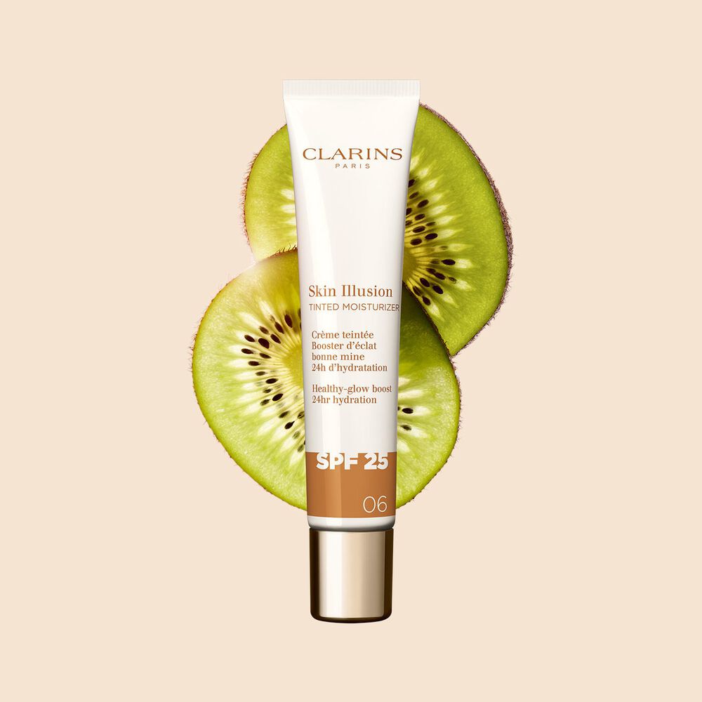 Packshot del tubetto da 40 ml della formula perfezionatrice Skin Illusion Tinted Moisturizer nella tonalit&agrave; 06, di fianco a due fette di kiwi