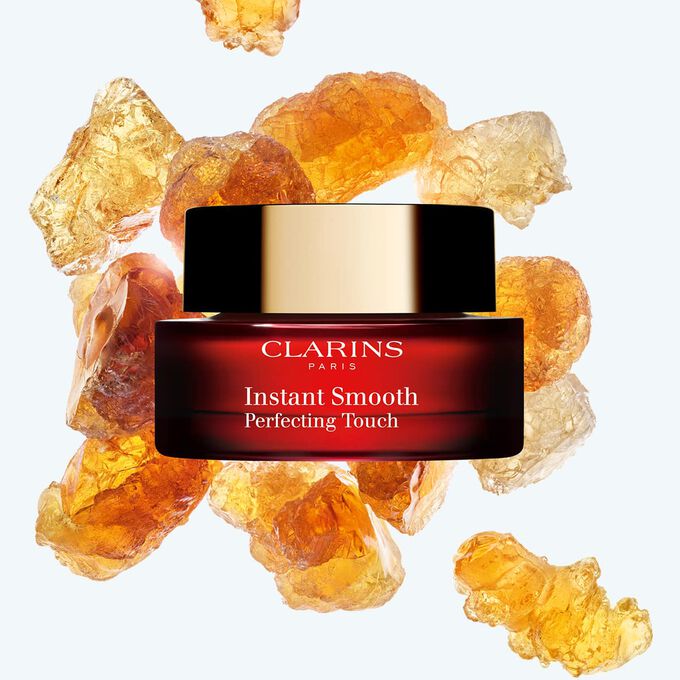 Lisse Minute Clarins offre un effetto levigante antirughe mirato e funge da crema idratante leggera per il viso.
