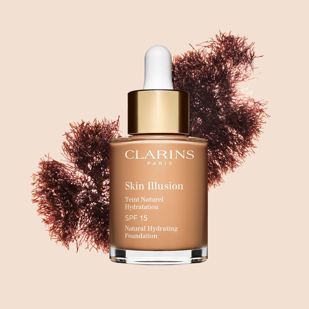 Il fondotinta Skin Illusion di Clarins, dalla texture simile a un siero e con SPF 15, garantisce una coprenza naturale.