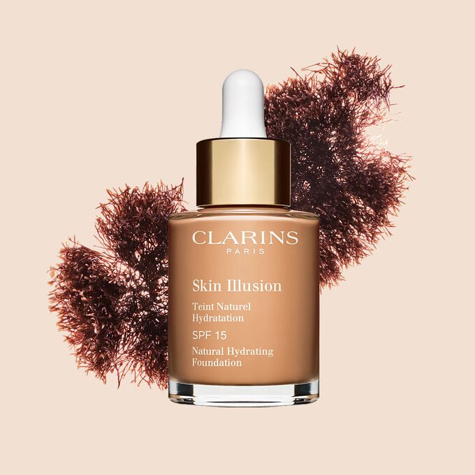 Il fondotinta Skin Illusion di Clarins, dalla texture simile a un siero e con SPF 15, garantisce una coprenza naturale.