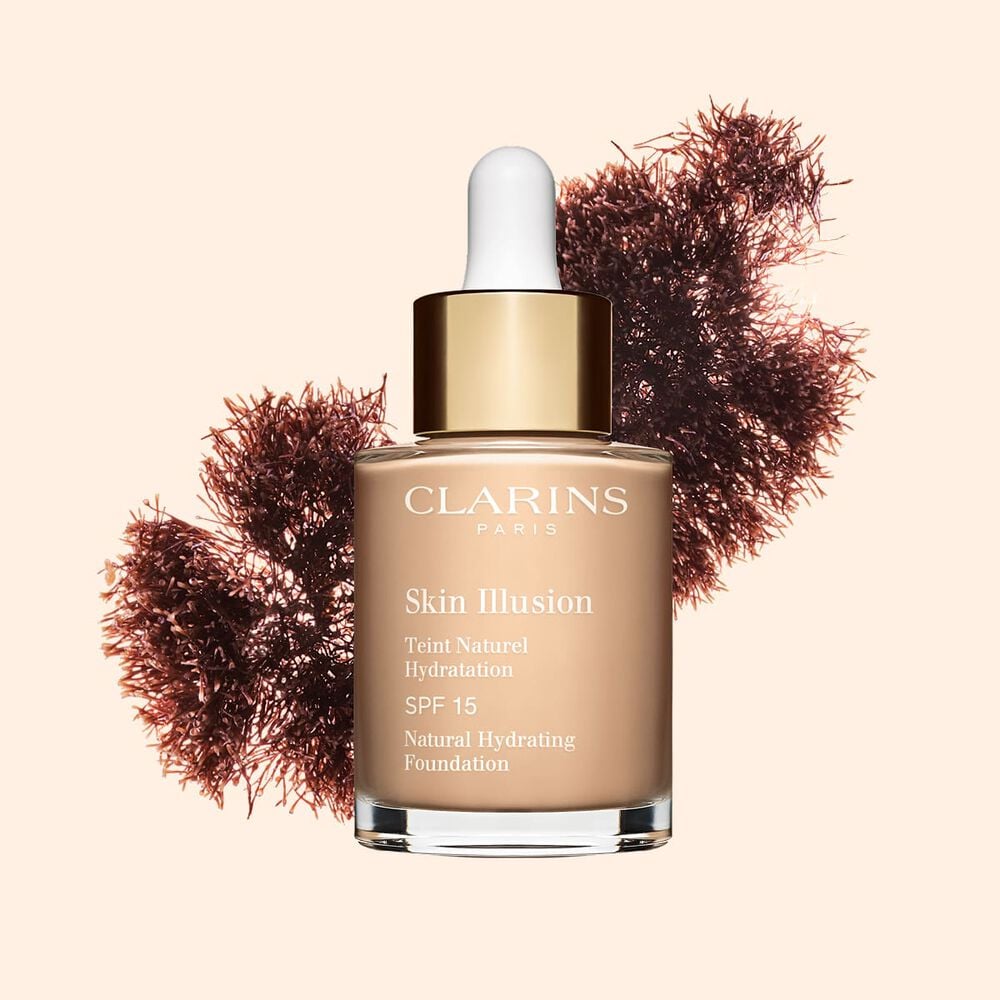 Il fondotinta Skin Illusion di Clarins, dalla texture simile a un siero e con SPF 15, garantisce una coprenza naturale.
