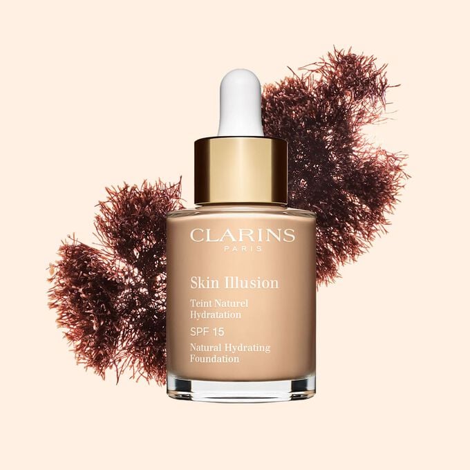 Il fondotinta Skin Illusion di Clarins, dalla texture simile a un siero e con SPF 15, garantisce una coprenza naturale.