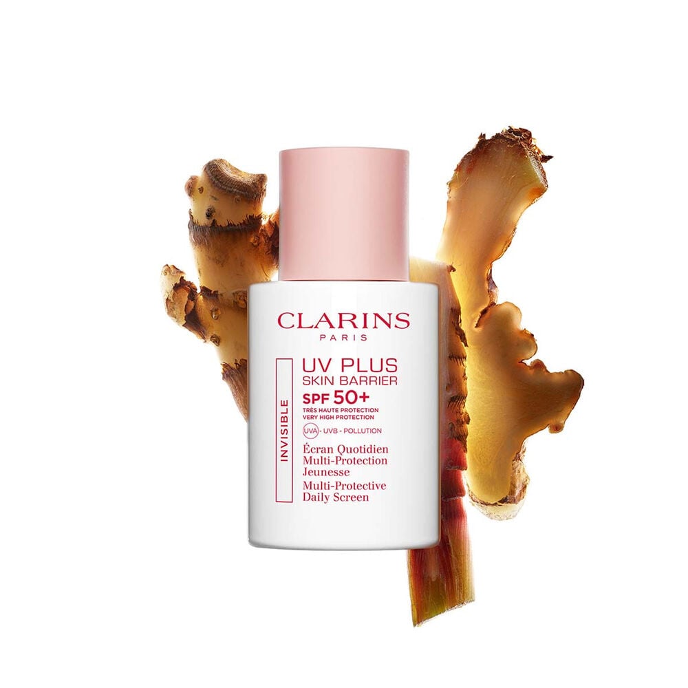 Packshot di Clarins UV Plus Daily Screen Sun Blocker davanti a fettine di zenzero per evidenziare il suo ingrediente naturale chiave.