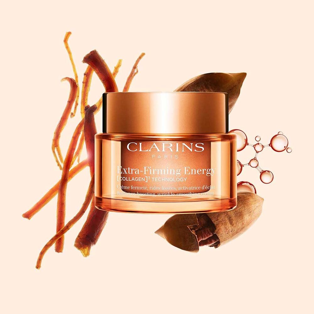 Packshot della crema Extra-Firming Energy di Clarins accanto a Ginseng Rosso, molecola di Collagene e Mitracarpus su sfondo beige