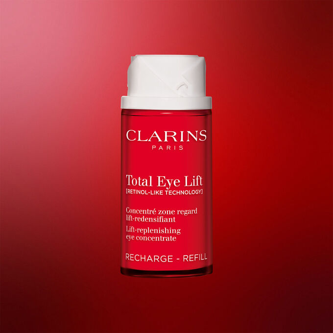 Packshot della confezione della ricarica della crema contorno occhi anti-et&agrave; Clarins Total Eye Lift su sfondo rosso scuro, che evidenzia il suo design sostenibile e ricaricabile.