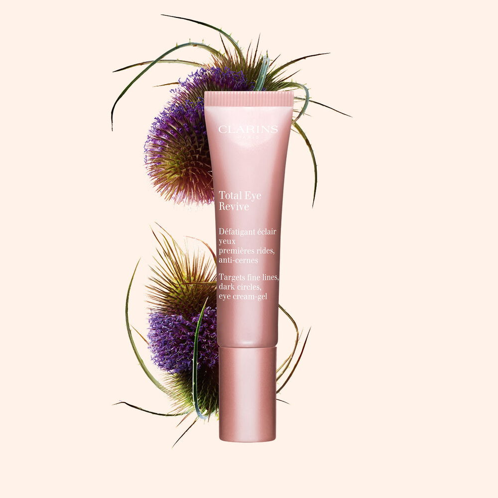 Crema per il contorno occhi Clarins con caffeina di origine vegetale per contrastare le occhiaie, ridurre il gonfiore e levigare il contorno occhi.