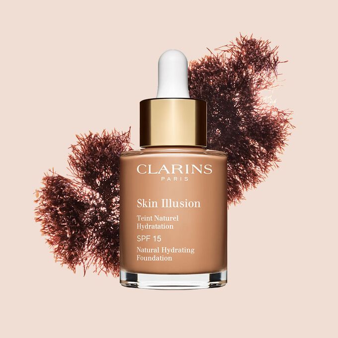 Il fondotinta Skin Illusion di Clarins, dalla texture simile a un siero e con SPF 15, garantisce una coprenza naturale.