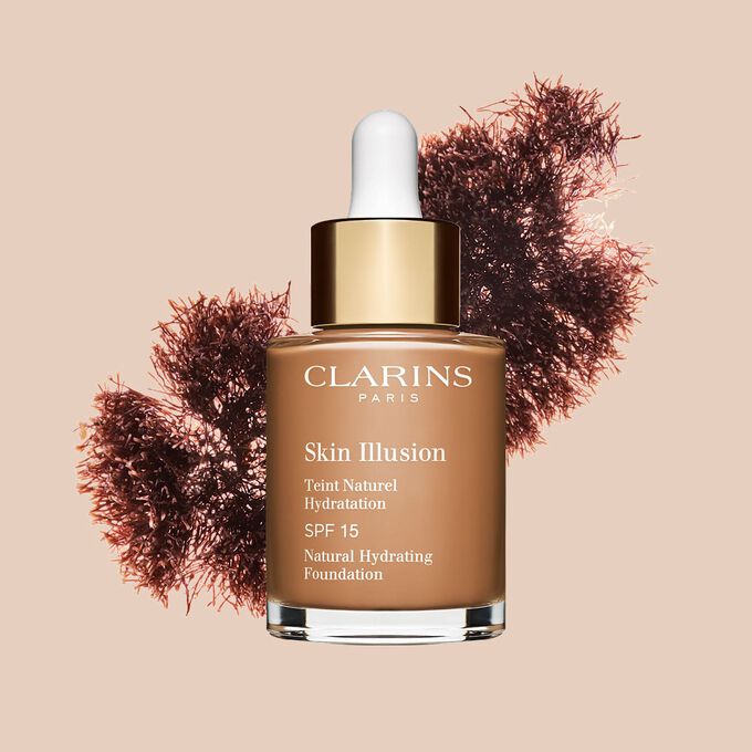 Il fondotinta Skin Illusion di Clarins, dalla texture simile a un siero e con SPF 15, garantisce una coprenza naturale.