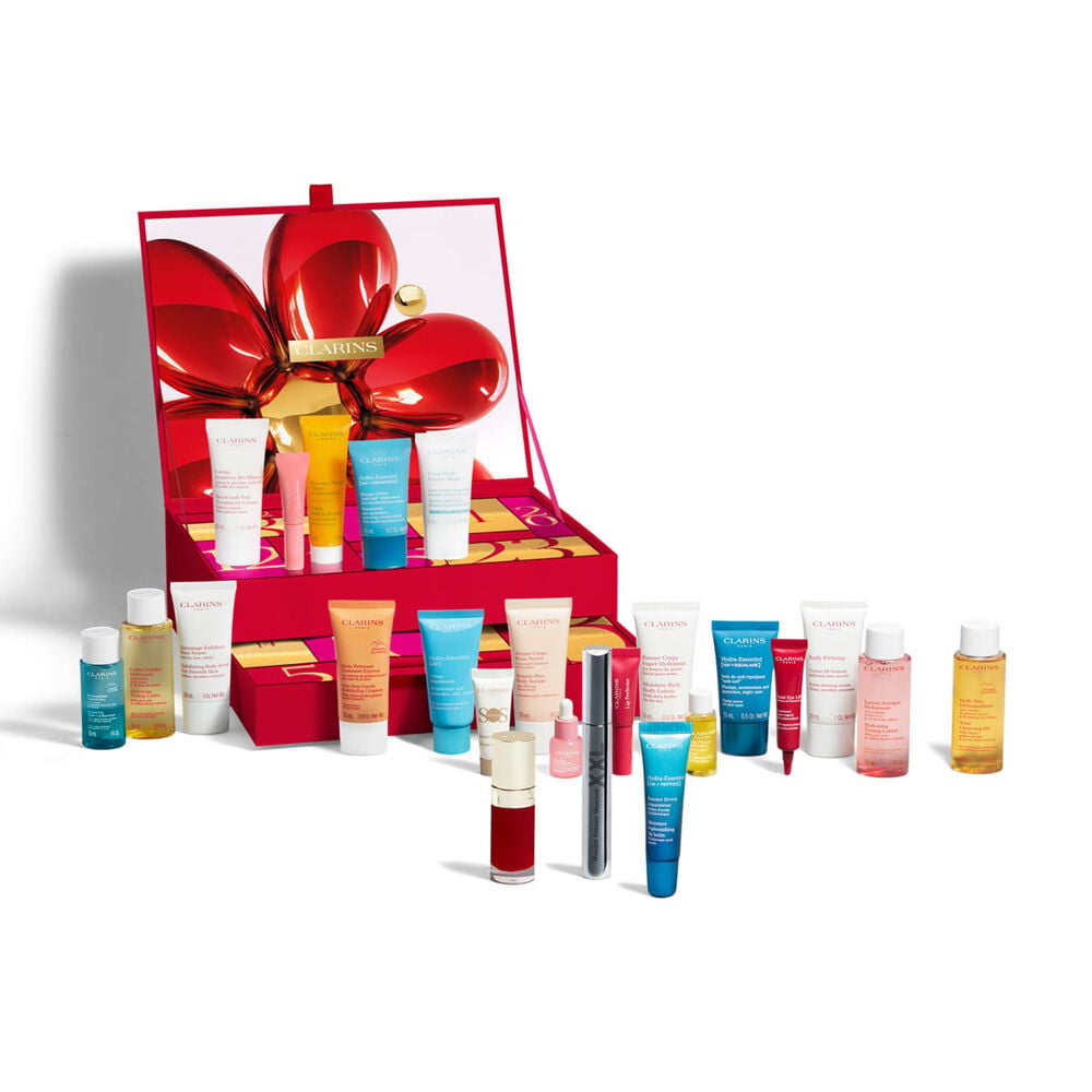 Calendario dell&rsquo;Avvento Beauty Clarins da 24 giorni, con prodotti skincare, corpo e make-up in formato vendita e miniature, in una confezione rossa.