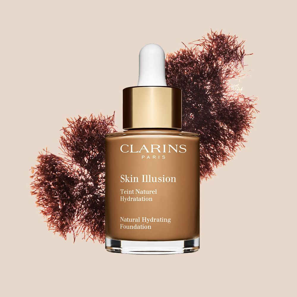 Il fondotinta Skin Illusion di Clarins, dalla texture simile a un siero e con SPF 15, garantisce una coprenza naturale.