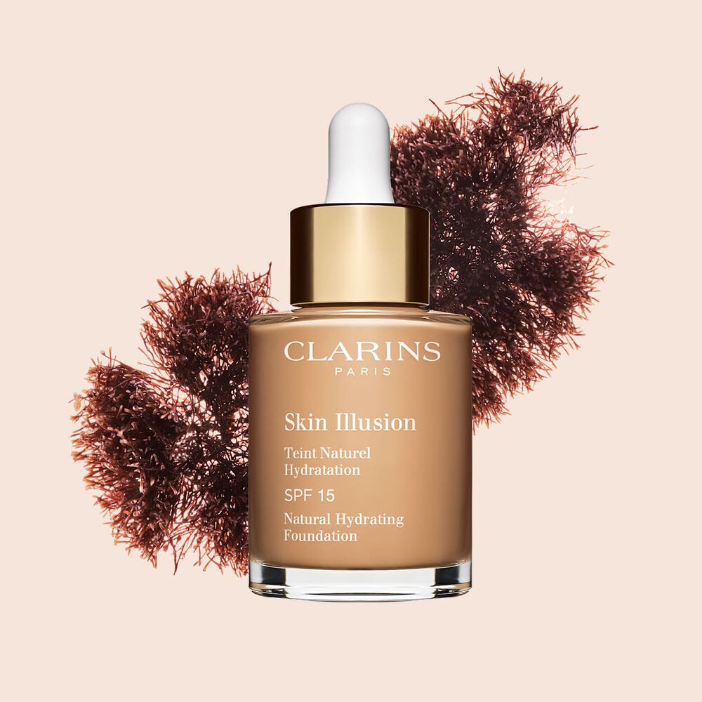 Il fondotinta Skin Illusion di Clarins, dalla texture simile a un siero e con SPF 15, garantisce una coprenza naturale.