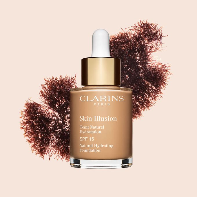 Il fondotinta Skin Illusion di Clarins, dalla texture simile a un siero e con SPF 15, garantisce una coprenza naturale.