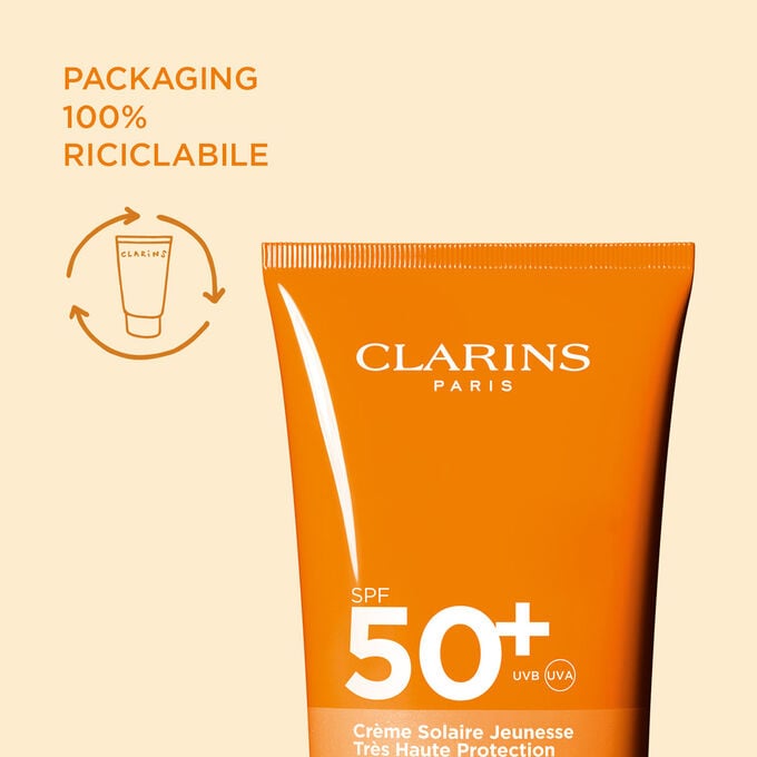 Primo piano della Crema Solare Giovinezza Alta Protezione SPF50 Corpo di Clarins per sottolineare il packaging 100% riciclabile.