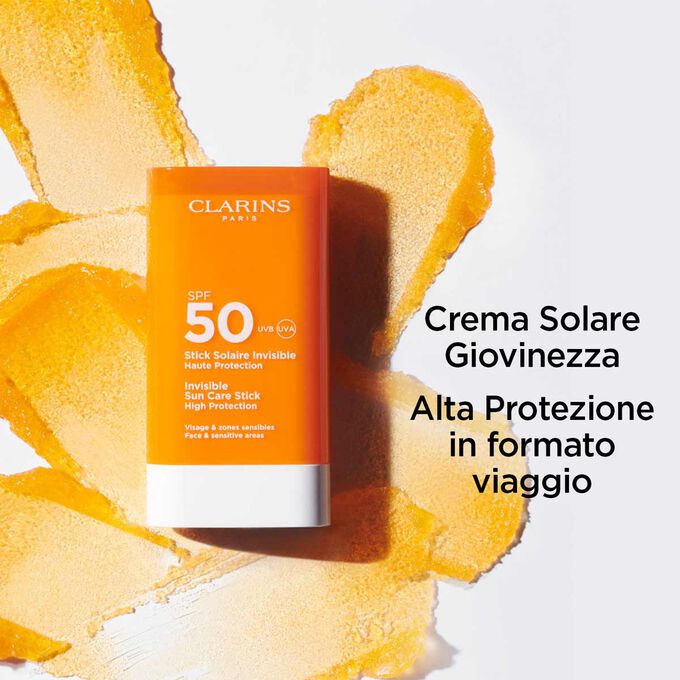 Foto dello Stick Solare Invisibile SPF50 di Clarins con testo che sottolinea l&rsquo;alta protezione e il formato da viaggio.