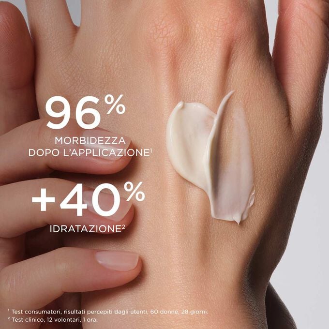 Focus sulla mano di una donna che si applica la crema mani della collezione Love per mettere in risalto la morbidezza dopo l&rsquo;applicazione e gli effetti idratanti