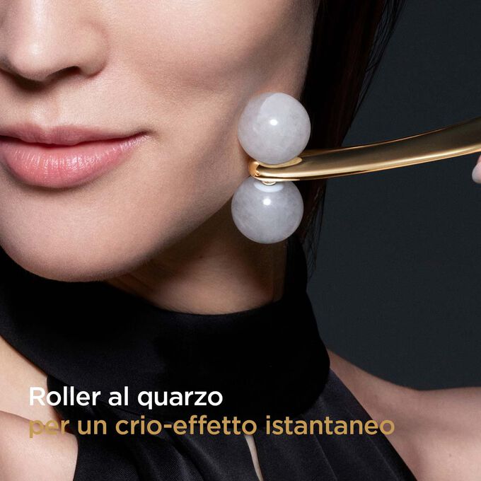 Un&rsquo;immagine di una donna che utilizza Clarins Precious Le Roll-on lungo la mascella per evidenziare il crio-effetto istantaneo del rullo al quarzo