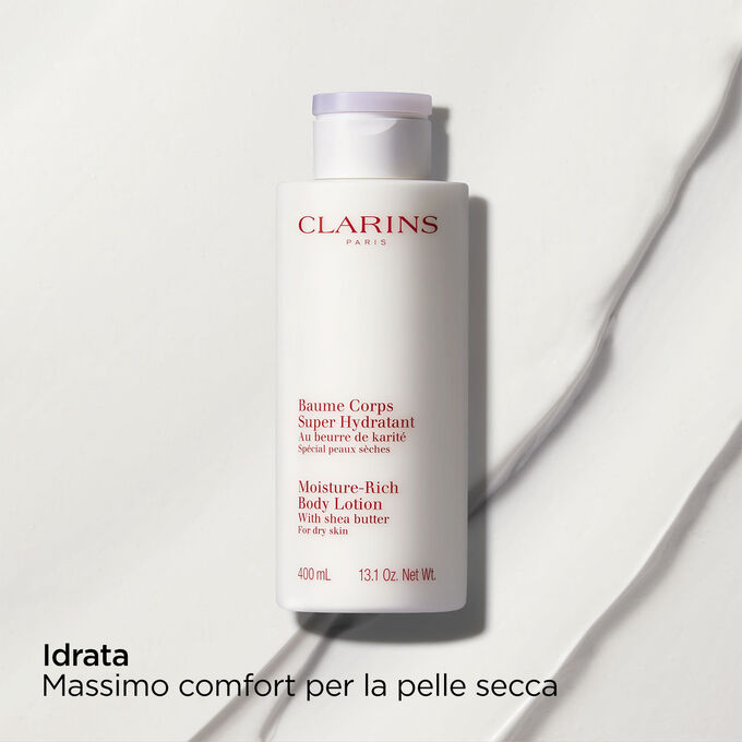 Packshot della Crema Corpo Super Idratante Clarins con testo che sottolinea l&rsquo;effetto nutriente del prodotto sulla pelle secca.