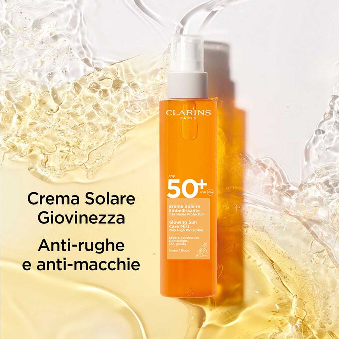 Un flacone dello Spray Solare Illuminante di Clarins, per sottolinearne i benefici per la protezione della giovinezza: anti-rughe e difesa contro le macchie.