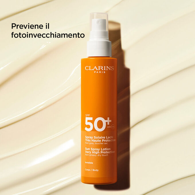 Packshot su sfondo texturizzato dello spray latte solare corpo 50+ con testo sulla sua azione anti-fotoinvecchiamento