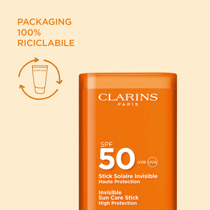 Primo piano della parte superiore dello Stick Solare Invisibile Alta Protezione SPF50 di Clarins per sottolineare il packaging 100% riciclabile.