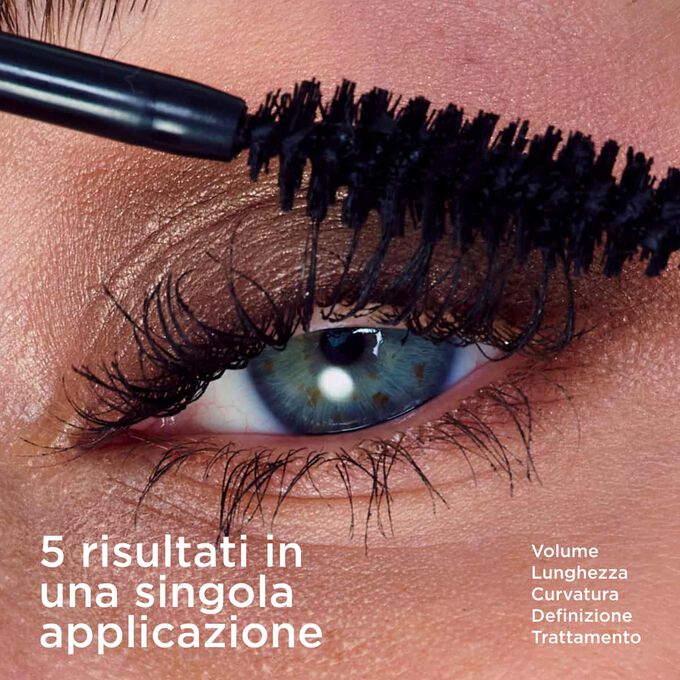 Primo piano sulle ciglia di una donna mentre applica il mascara incurvante Clarins, per mettere in evidenza gli effetti volumizzanti, di curvatura, definizione e trattamento.