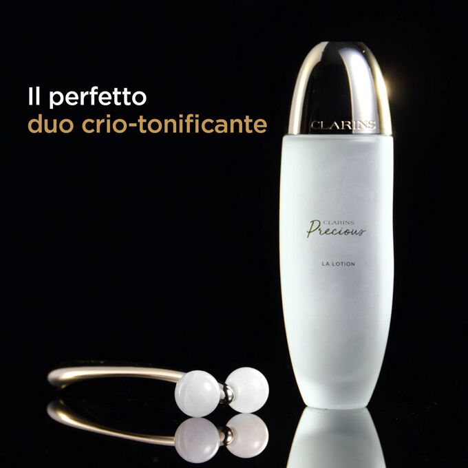 Presentazione di Clarins Precious Le Roll-On e Clarins Precious La Lotion per mostrare il perfetto duo crio-tonificante.