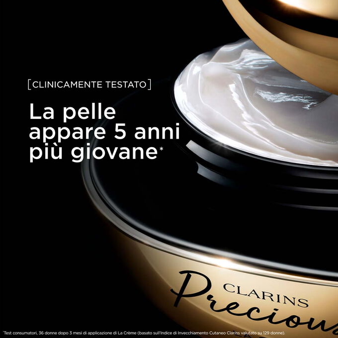 Primo piano della crema di alta gamma Clarins Precious, che mostra una texture idratante bianca ricca, morbida e cremosa.