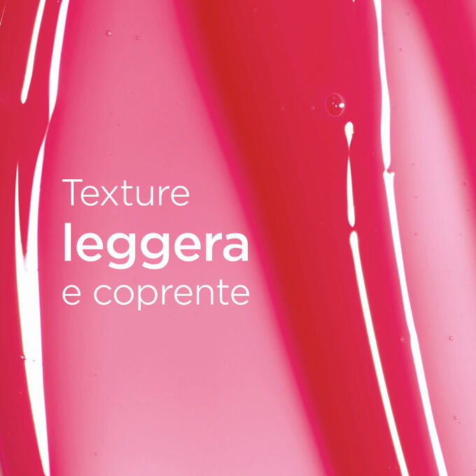 Sfondo rosa brillante testurizzato con testo che evidenzia la texture leggera e liscia dell&rsquo;olio labbra della collezione Love