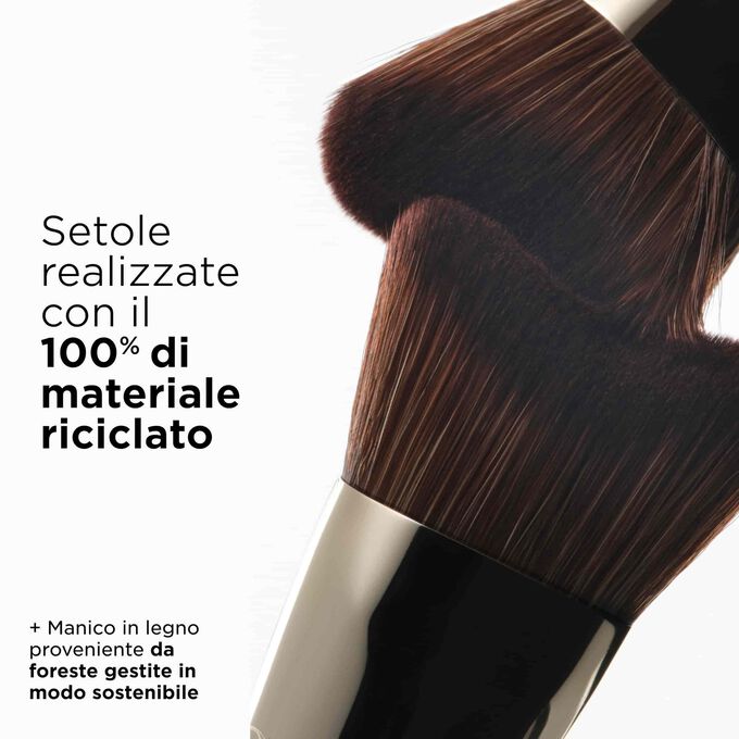 Focus sui pennelli ispirati alla tecnica Gua Sha per mettere in risalto i materiali riciclati delle setole e il legno proveniente da foreste gestite in modo sostenibile.