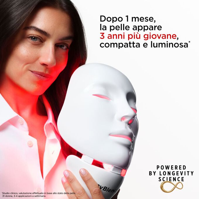 Primo piano di una modella che tiene in mano myLEDmask2 per viso e collo per illustrarne i benefici: una pelle dall&rsquo;aspetto pi&ugrave; giovane, tonico e luminoso