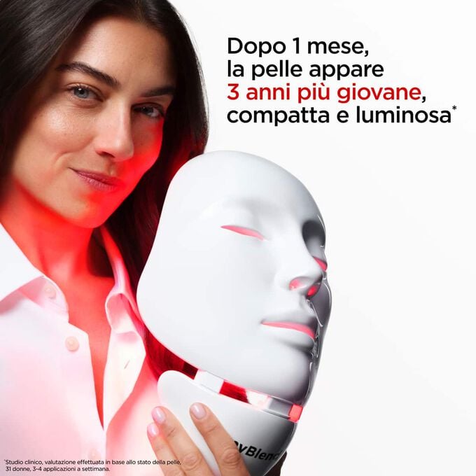 Primo piano di un/o modello/a che tiene in mano myLEDmask2 per viso e collo per illustrarne i benefici: una pelle dall&rsquo;aspetto pi&ugrave; giovane, tonico e luminoso