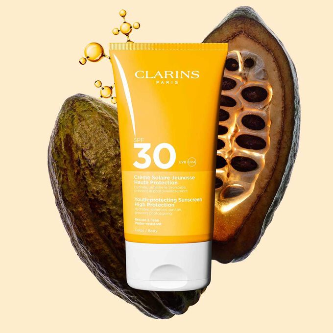 Foto della Crema Solare Giovinezza Alta Protezione SPF30 di Clarins per il corpo, con molecole di collagene e fave di cacao.