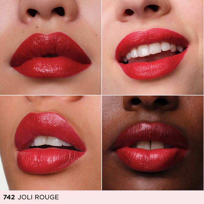 Quattro primi piani delle labbra di donne diverse che indossano un rossetto rosato, per mettere in risalto una rappresentazione inclusiva dei colori.